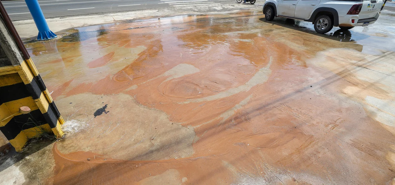 Água é desperdiçada desde cedo da manhã