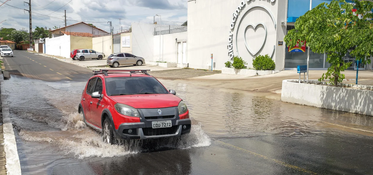 Alagamento provocado por vazamento d'água na Avenida João XXlll