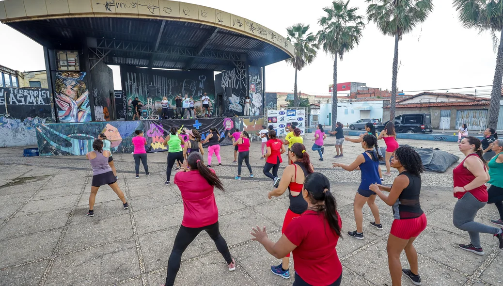 Alunos dançam ao ritmo de músicas carnavalescas