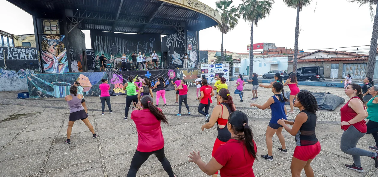 Alunos dançam ao ritmo de músicas carnavalescas