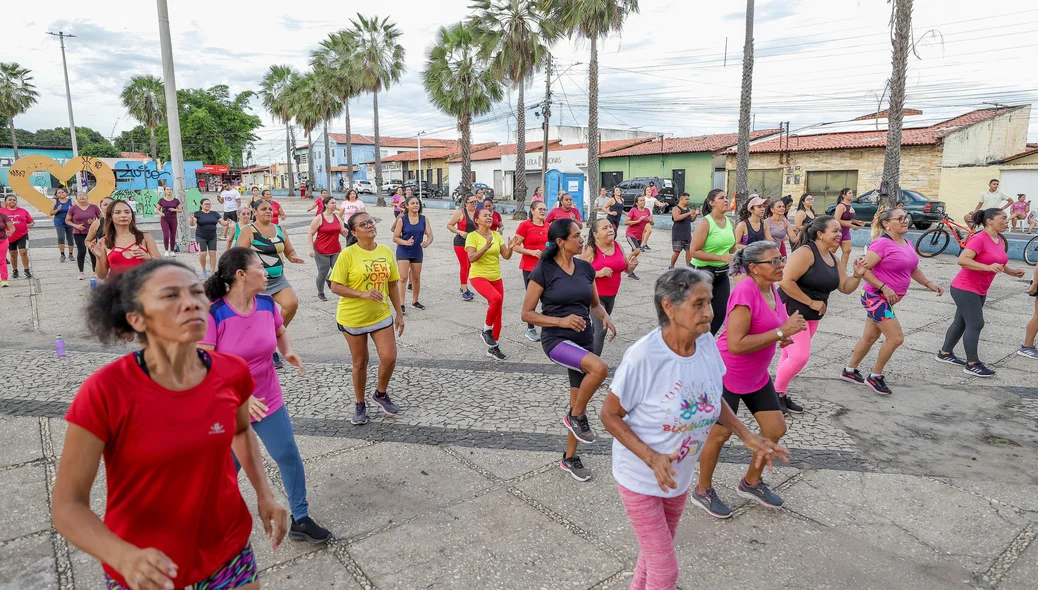 Alunos se exercitam antes de iniciar a atividade