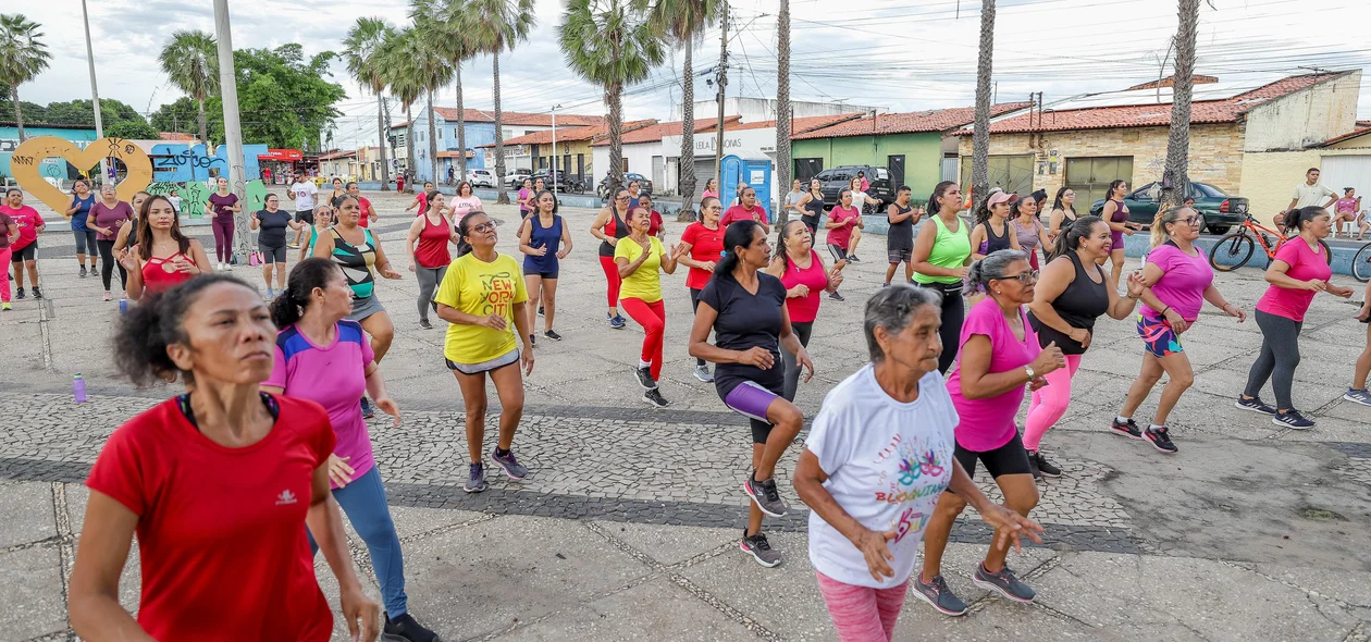 Alunos se exercitam antes de iniciar a atividade