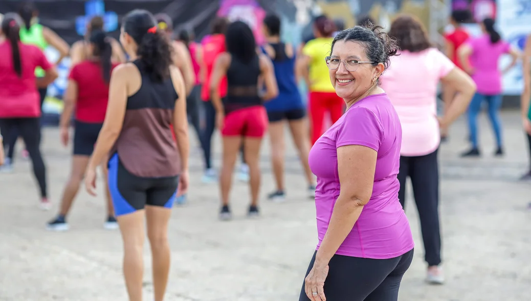 Alunos se movimentam ao ritmo de danças carnavalescas