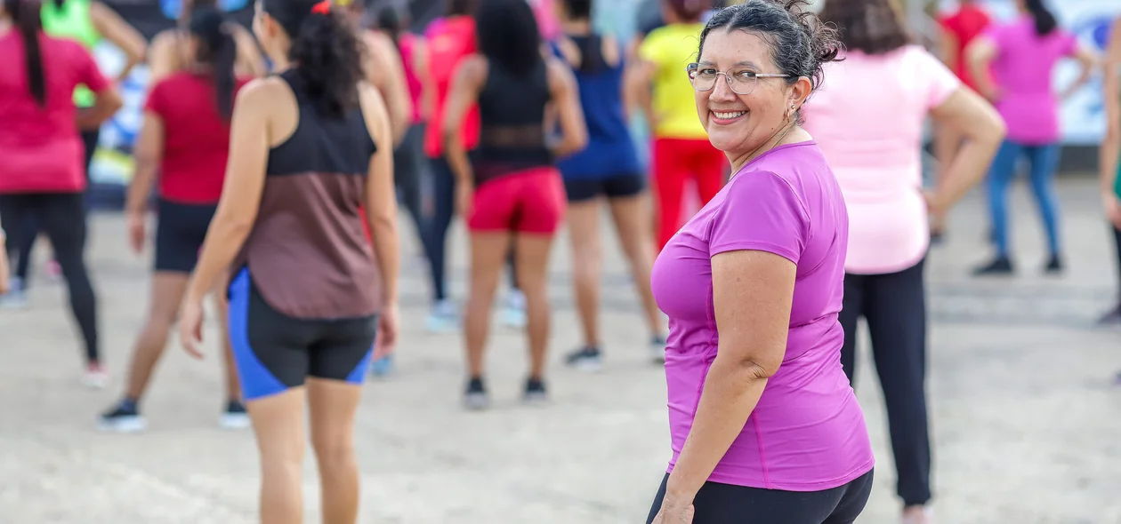 Alunos se movimentam ao ritmo de danças carnavalescas