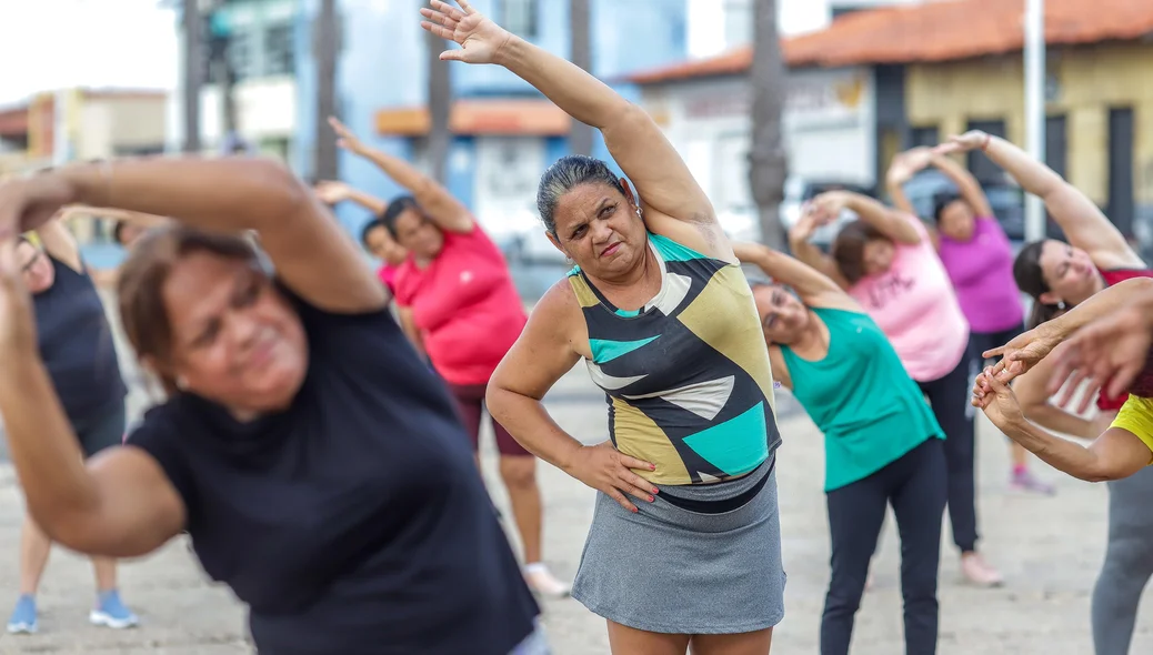 Alunos se movimentam ao ritmo de danças carnavalescas