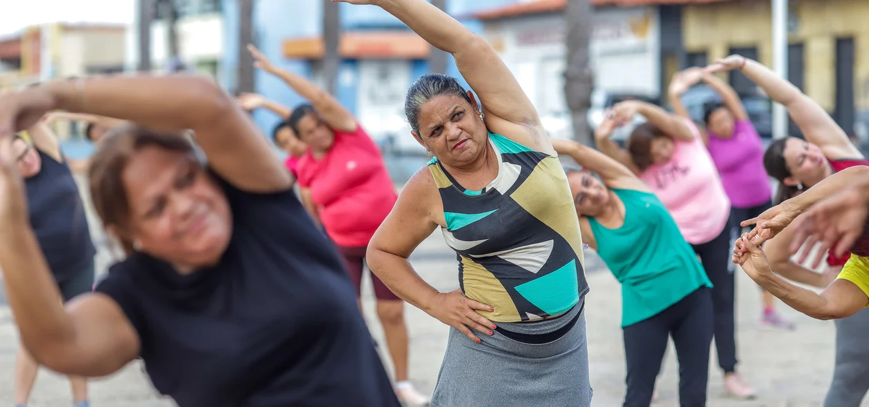 Alunos se movimentam ao ritmo de danças carnavalescas