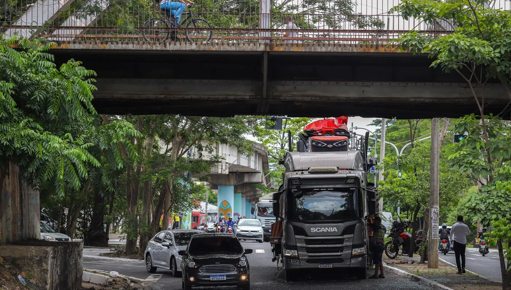 Ao atravessar a estrutura, a máquina bateu na ponte