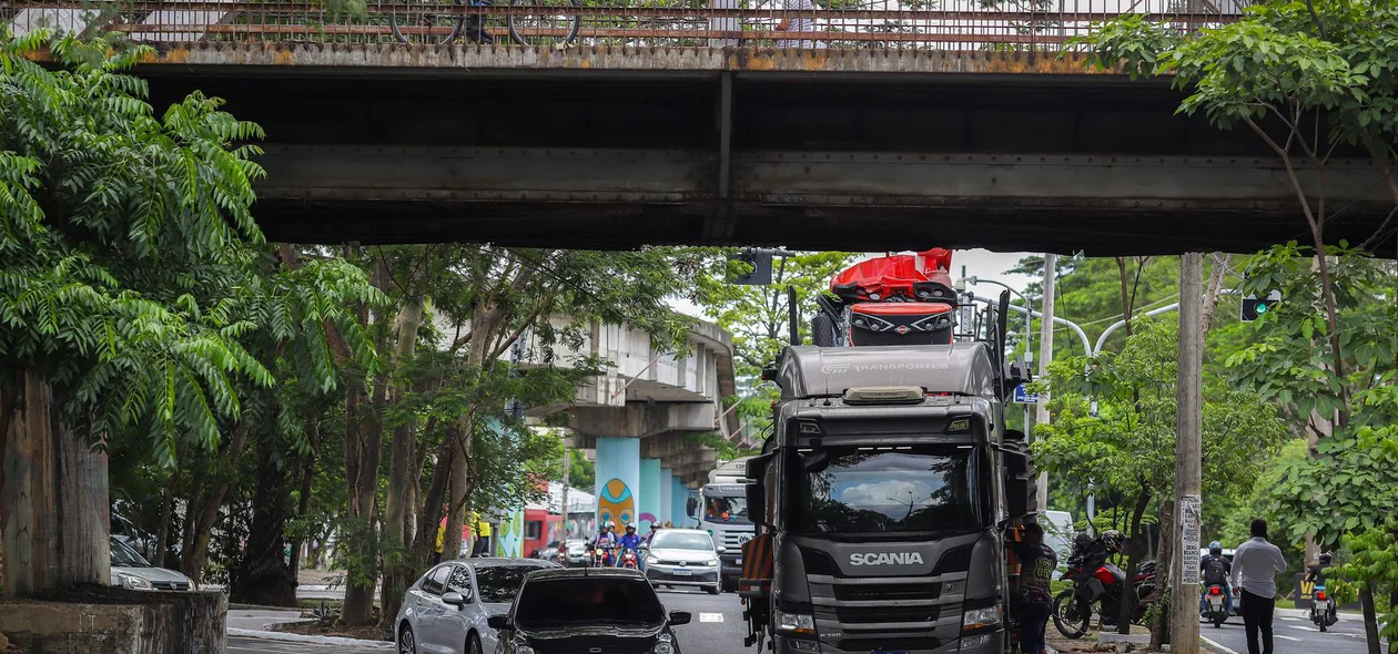 Ao atravessar a estrutura, a máquina bateu na ponte