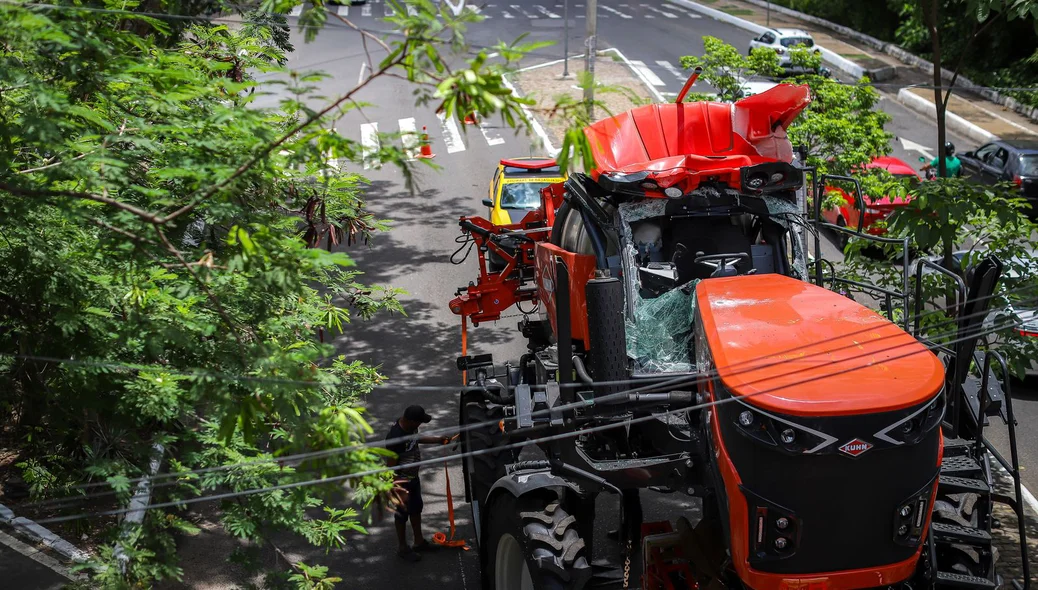 Apesar do impacto, o equipamento permaneceu preso ao veículo por correntes