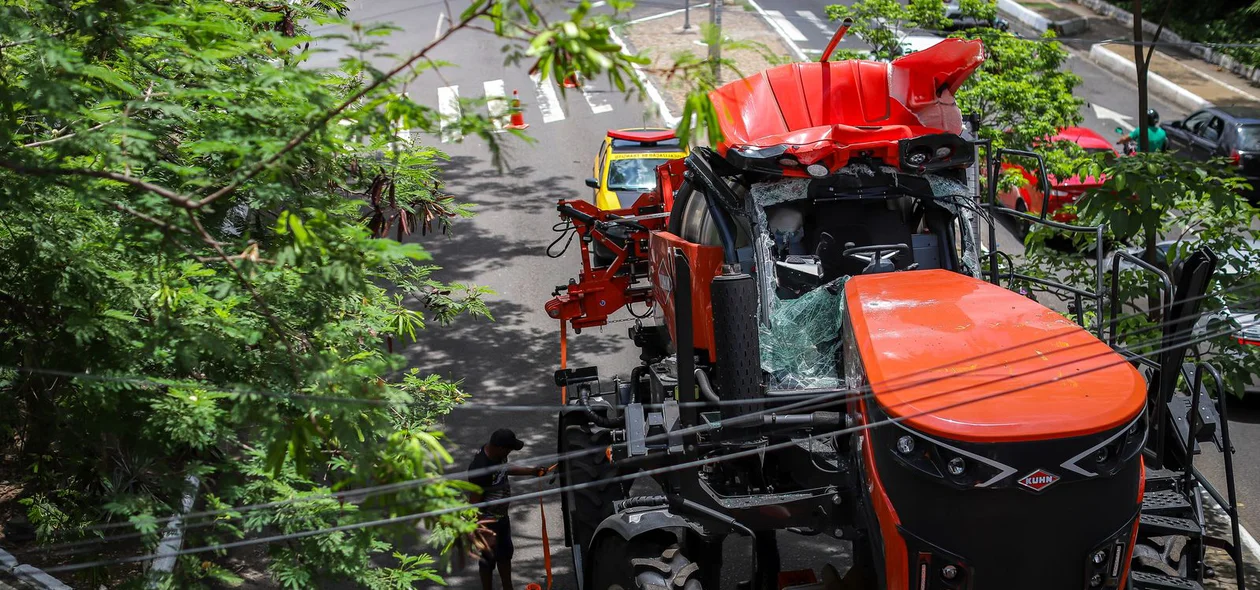 Apesar do impacto, o equipamento permaneceu preso ao veículo por correntes