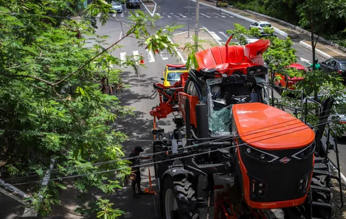 Apesar do impacto, o equipamento permaneceu preso ao veículo por correntes