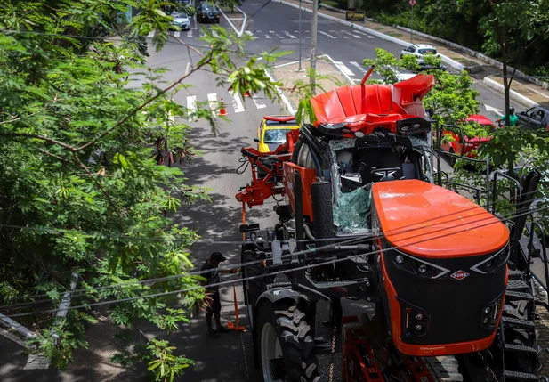 Apesar do impacto, o equipamento permaneceu preso ao veículo por correntes