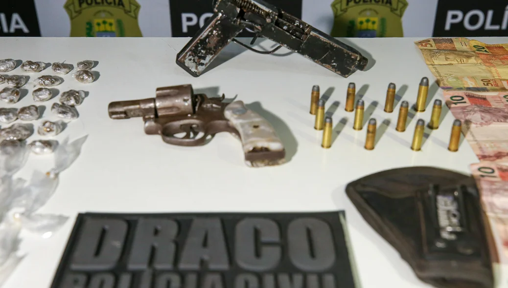 Armas foram apreendidas com menores de idade