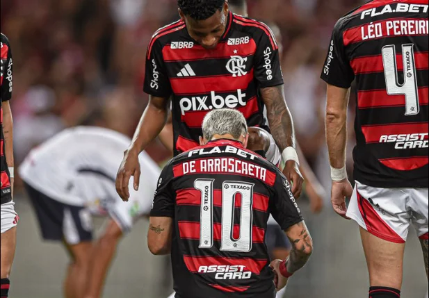 Arrascaeta comemora seu gol com Plata no Maracanã