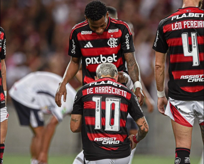 Arrascaeta comemora seu gol com Plata no Maracanã