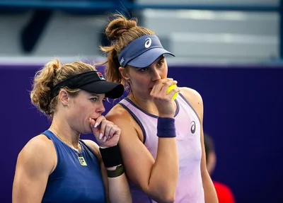 Bia Haddad e sua dupla Laura Siegemund