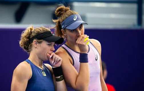 Bia Haddad e sua dupla Laura Siegemund