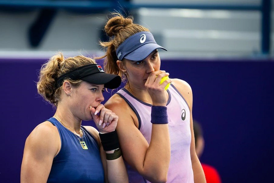 Bia Haddad e sua dupla Laura Siegemund