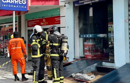 Bombeiros combatem incêndio em loja de Parnaíba