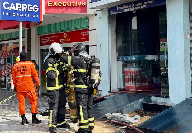 Bombeiros combatem incêndio em loja de Parnaíba