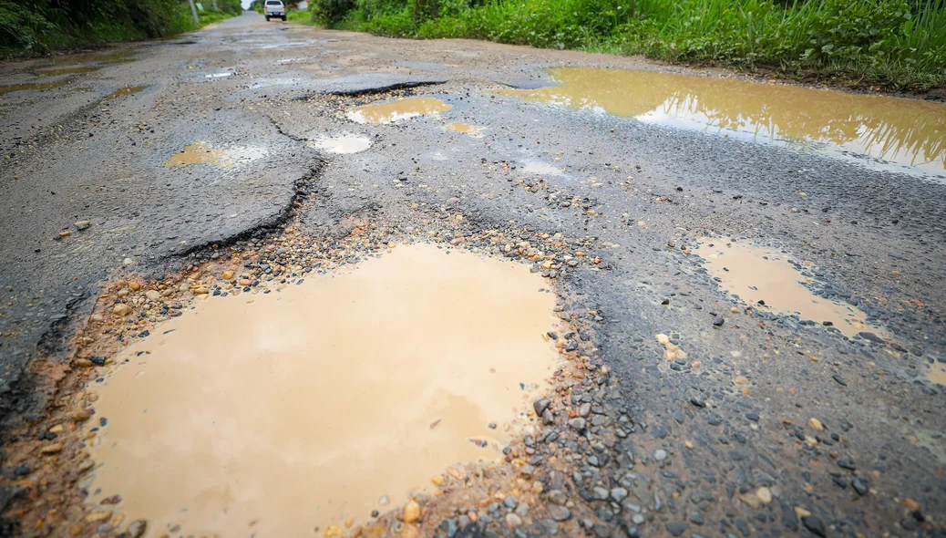 Buracos na estrada que dá acesso ao povoado Boquinha