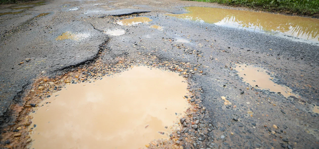 Buracos na estrada que dá acesso ao povoado Boquinha