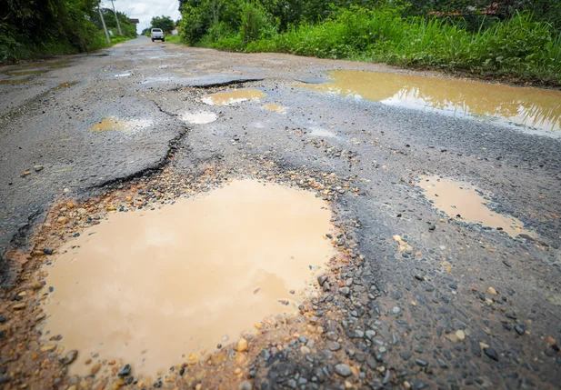 Buracos na estrada que dá acesso ao povoado Boquinha