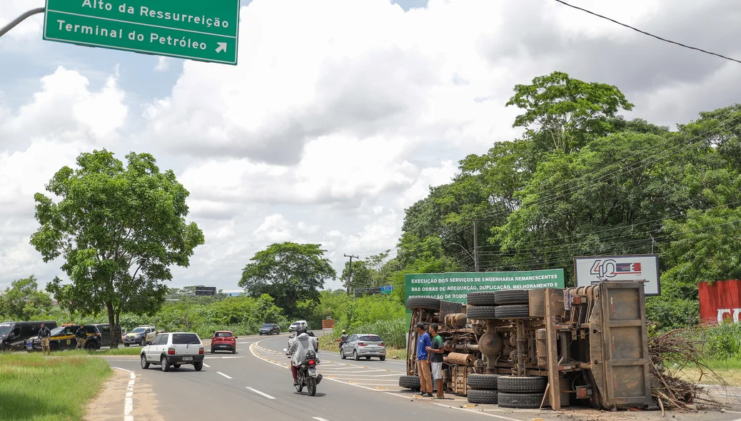 Caminhão caçamba tombado na BR-343