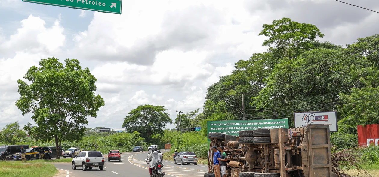 Caminhão caçamba tombado na BR-343