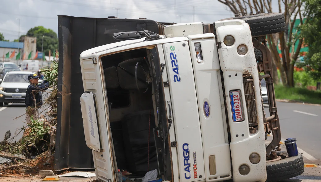 Caminhão perde controle e tomba na zona Sudeste de Teresina