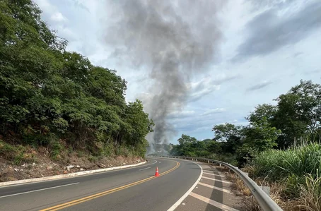 Caminhão provoca incêndio e deixa BR 316 interditada em Picos