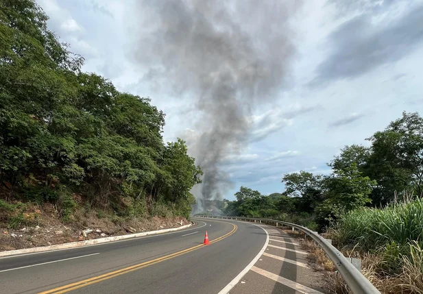 Caminhão provoca incêndio e deixa BR 316 interditada em Picos