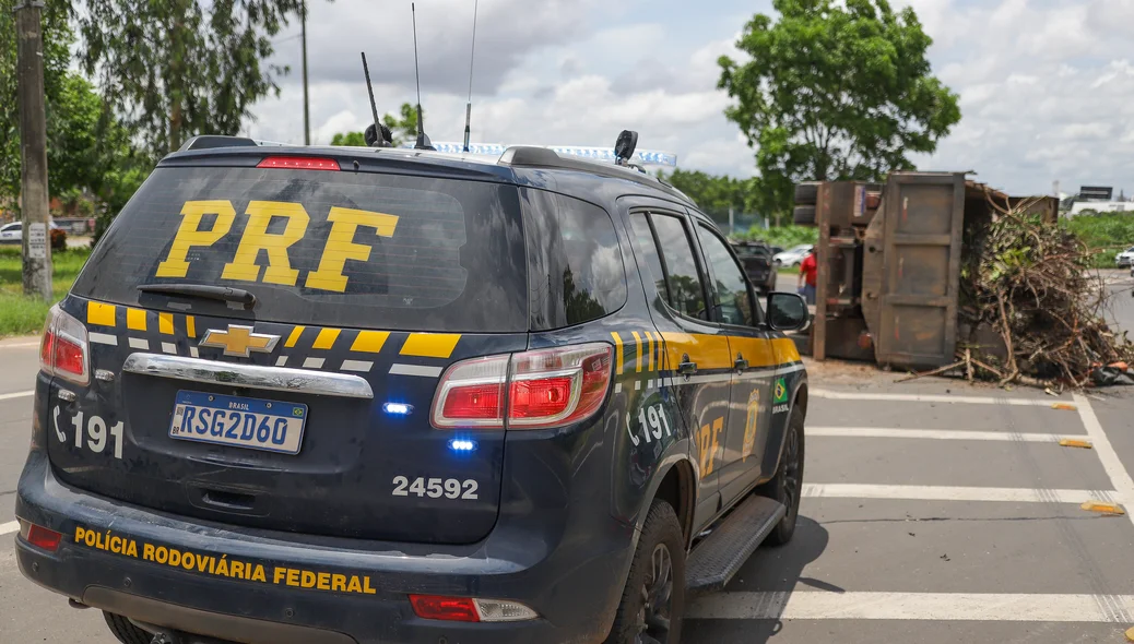 Caminhão tomba na BR-343 zona Sudeste de Teresina