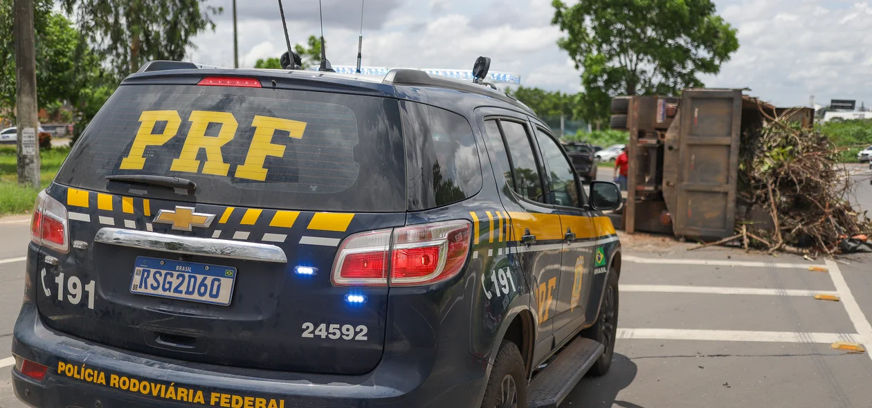 Caminhão tomba na BR-343 zona Sudeste de Teresina