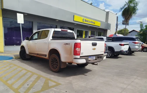 Carro da vítima no estacionamento do Banco do Brasil na Piçarra