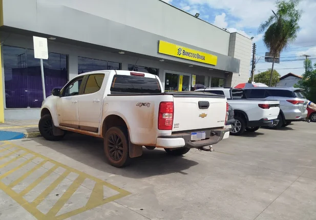 Carro da vítima no estacionamento do Banco do Brasil na Piçarra