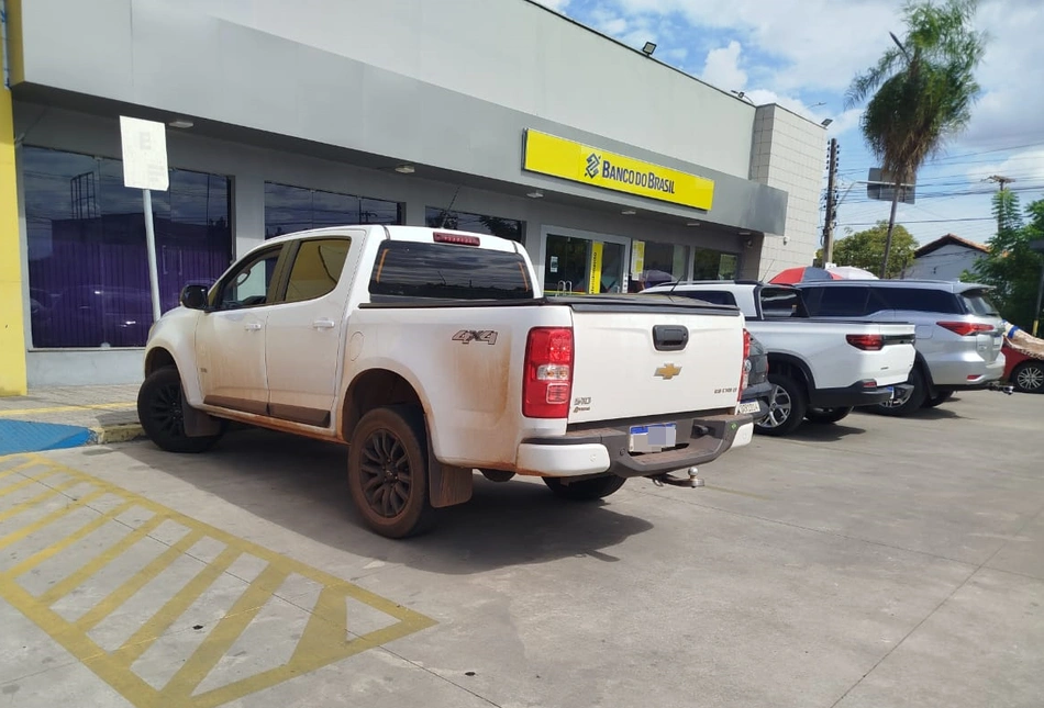 Carro da vítima no estacionamento do Banco do Brasil na Piçarra