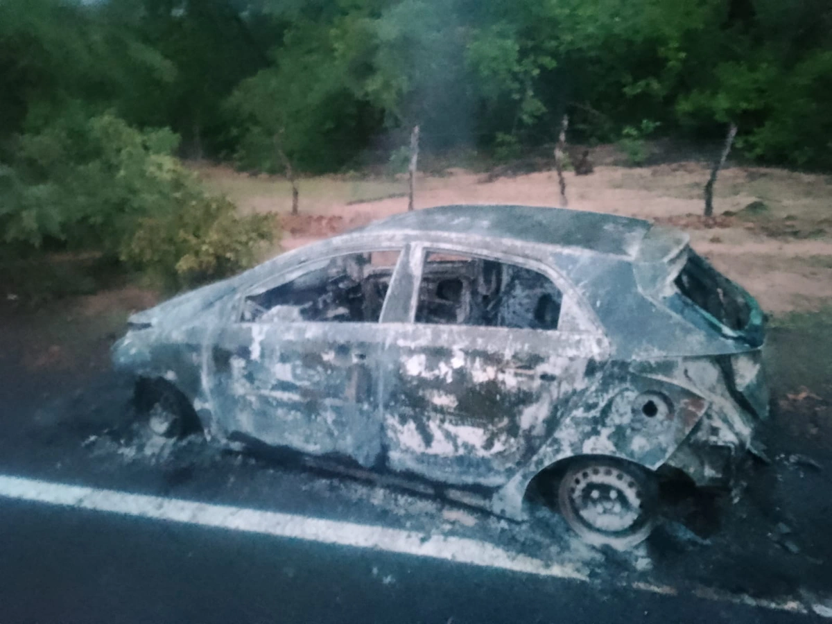 Carro incendiado