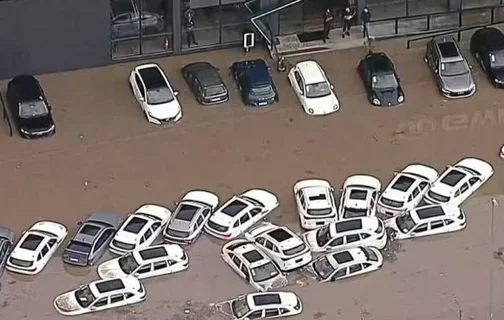 Carros boiando após chuvas em São Paulo