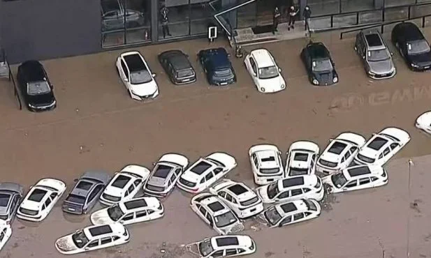 Carros boiando após chuvas em São Paulo