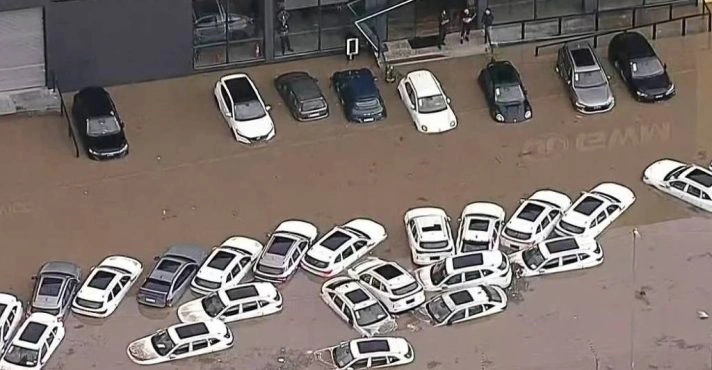 Carros boiando após chuvas em São Paulo