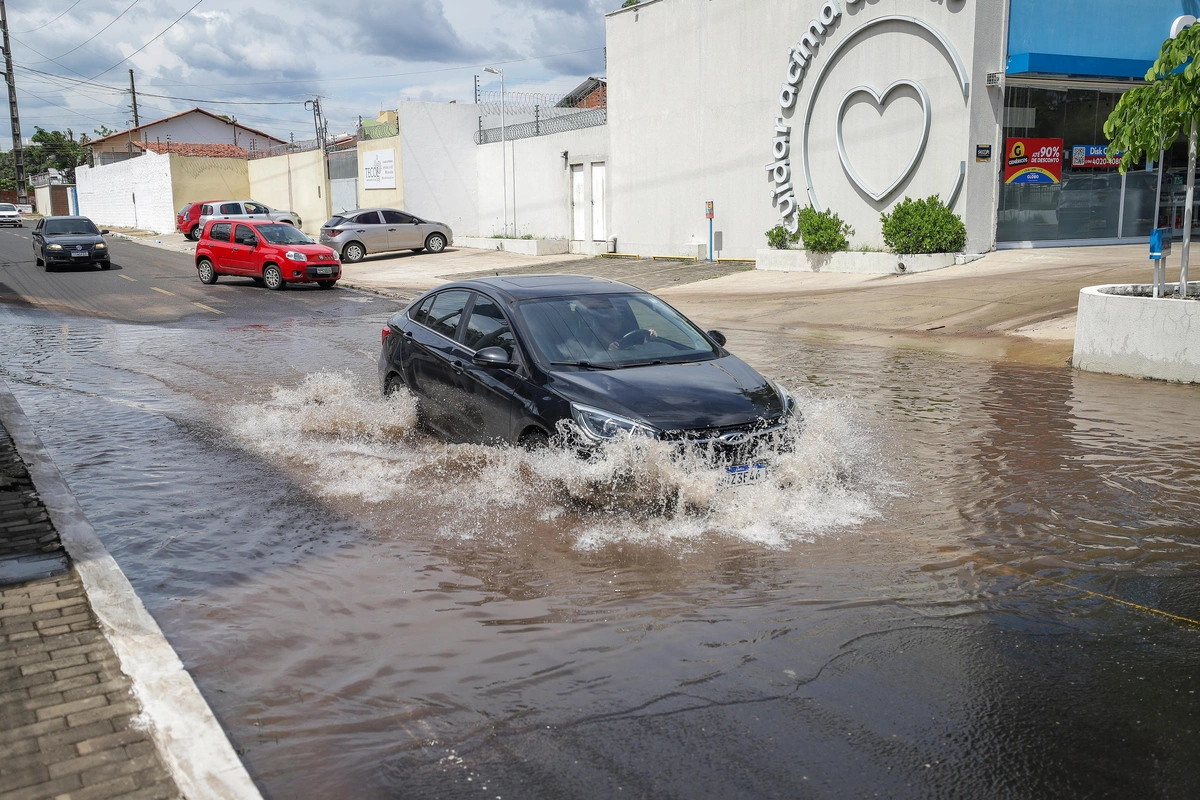 Carros tentam atravessar vazamento da Águas de Teresina na Avenida João XXlll