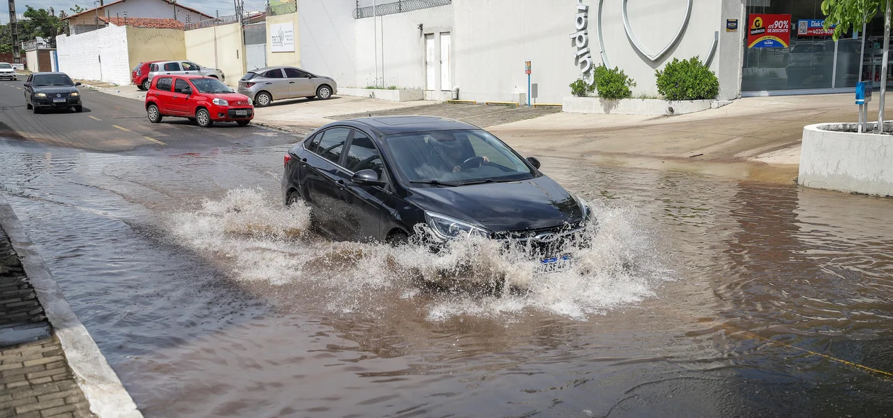 Carros tentam atravessar vazamento da Águas de Teresina na Avenida João XXlll