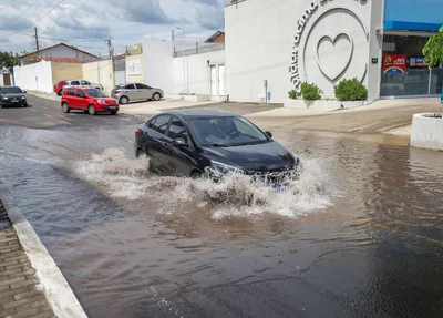 Carros tentam atravessar vazamento da Águas de Teresina na Avenida João XXlll