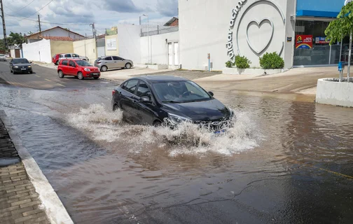 Carros tentam atravessar vazamento da Águas de Teresina na Avenida João XXlll