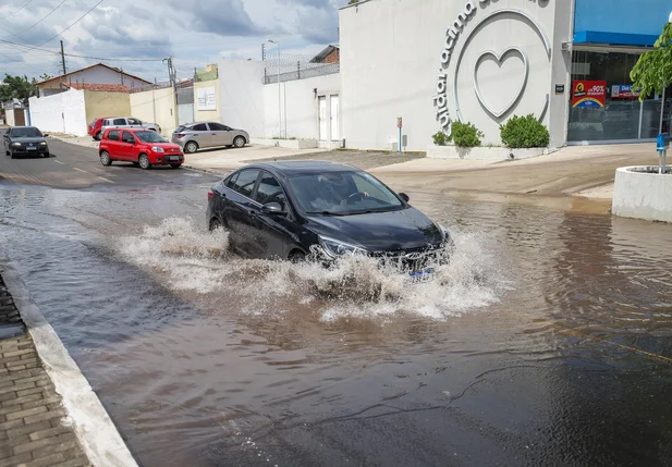 Carros tentam atravessar vazamento da Águas de Teresina na Avenida João XXlll