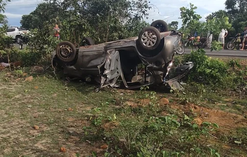 Casal e filho de 8 anos morrem em acidente de carro