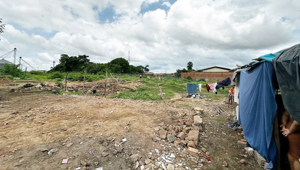 Cerca de 120 famílias ocupam o terreno