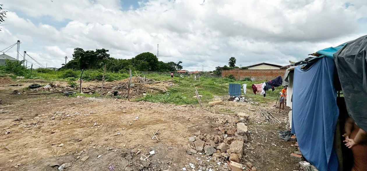 Cerca de 120 famílias ocupam o terreno