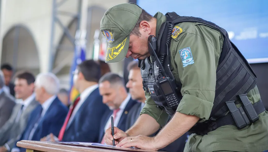 Comandante Geral assinando documento de adesão ao uso de câmeras corporais em policiais militares